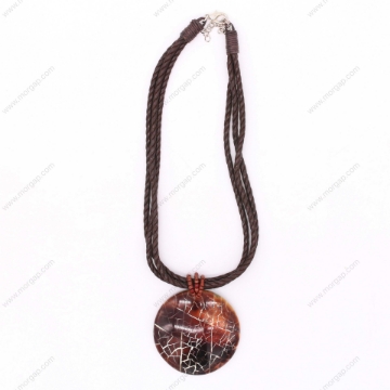 صورة قلادة مصنوعة يدوياً