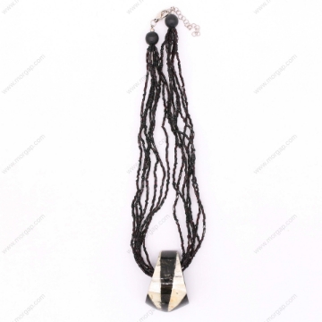 صورة قلادة مصنوعة يدوياً