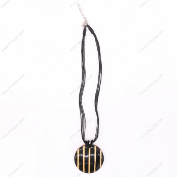 صورة قلادة مصنوعة يدوياً