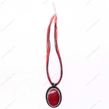 صورة قلادة مصنوعة يدوياً