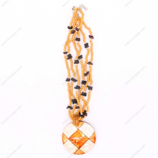 صورة قلادة مصنوعة يدوياً