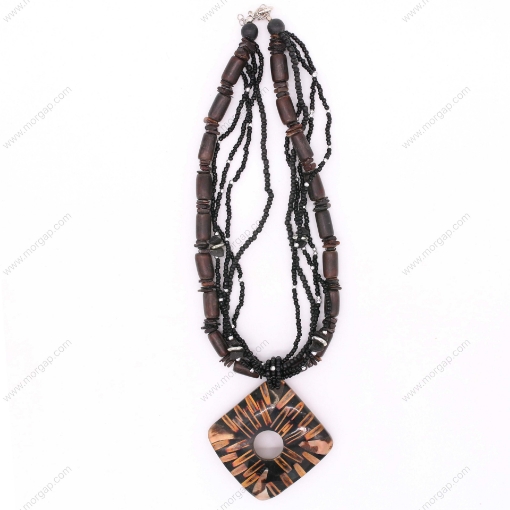 صورة قلادة مصنوعة يدوياً