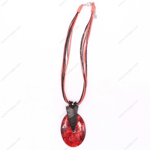 صورة قلادة مصنوعة يدوياً