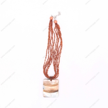 صورة قلادة مصنوعة يدوياً