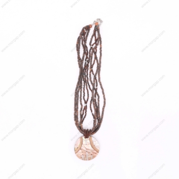 صورة قلادة مصنوعة يدوياً