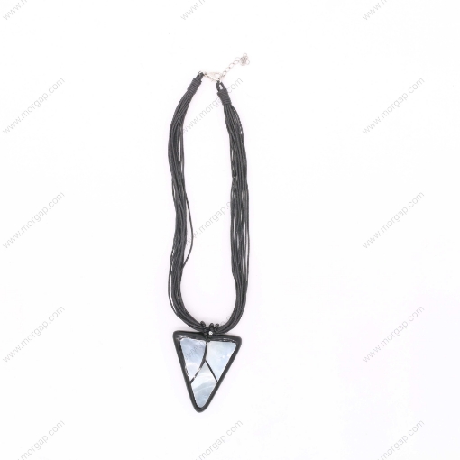 صورة قلادة مصنوعة يدوياً