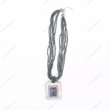 صورة قلادة مصنوعة يدوياً