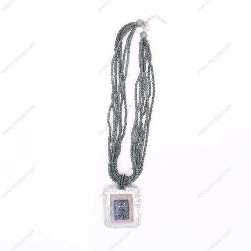صورة قلادة مصنوعة يدوياً