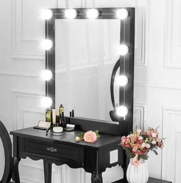 صورة مرآة لوضع مساحيق التجميل 