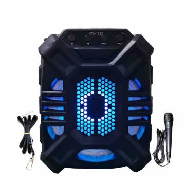 صورة مكبر صوت مربع مع ميكروفون