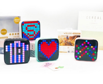 صورة مكبر صوت مع اضواء زينة